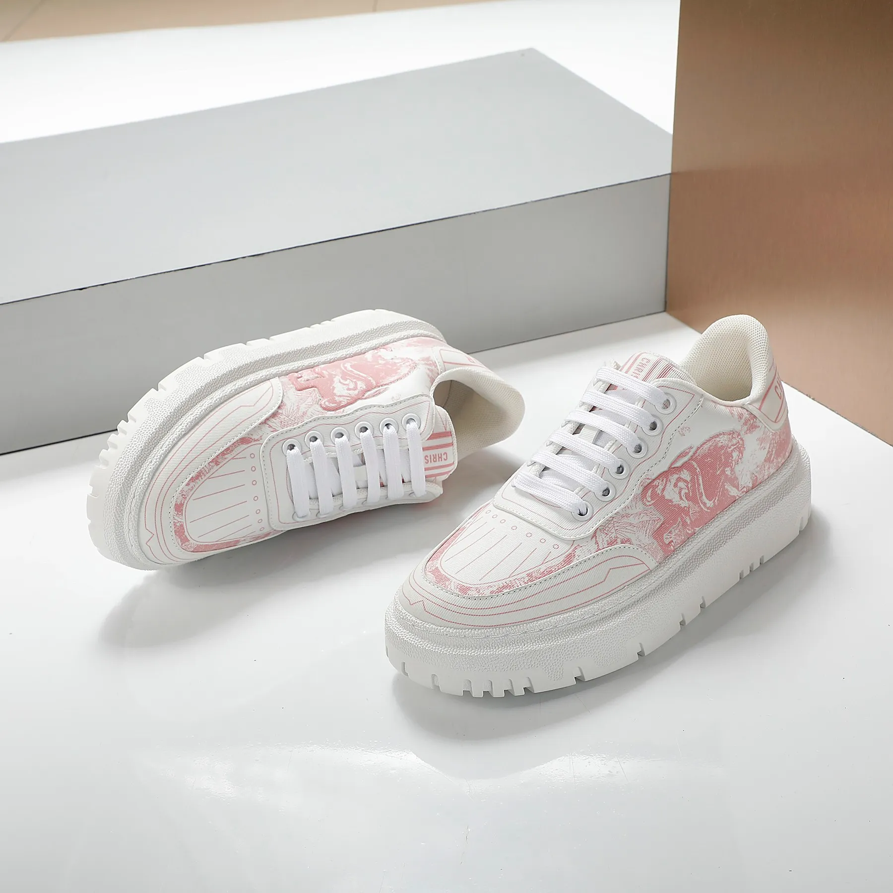 👟👟Ex-factory price 460👟👟 2021ssDior casual white shoes, the same style as the ready-to-wear series 1️⃣Original mold opening 2️⃣Original cowhide➕Breathable mesh lining 3️⃣TPU evacuation outsole 4️⃣Injected latex sheepskin feet 5️⃣Full package at the counter Code number 35-40 (41 can be customized)